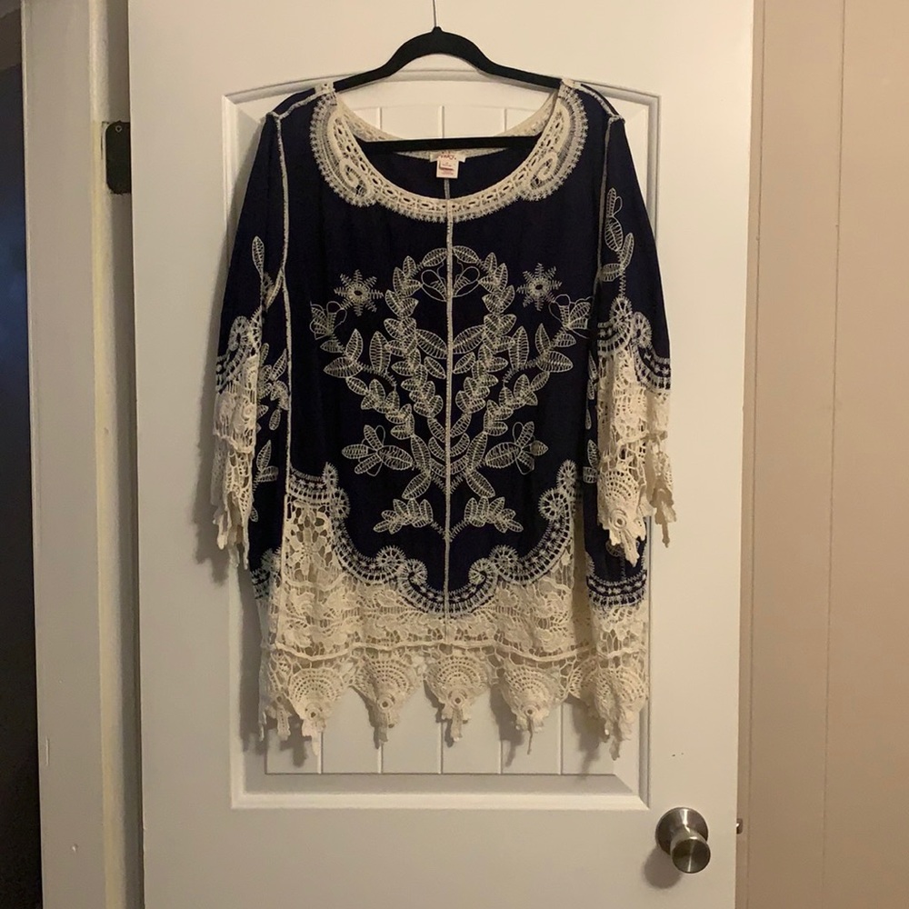 Pinky.      Navy & cream top